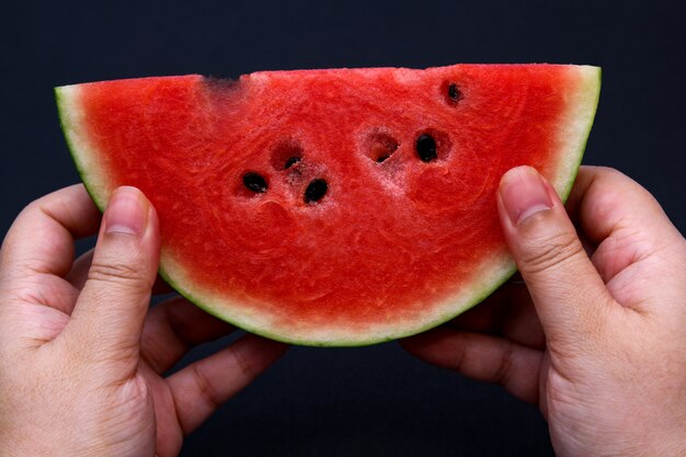 Fruta de la sandía en negro