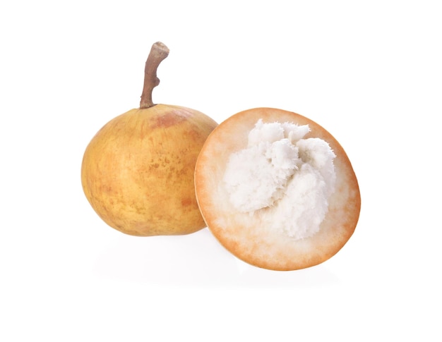 Fruta de Santol aislada sobre fondo blanco