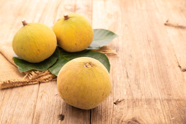 Fruta de santol sobre fondo de mesa de madera Concepto de alimentos y salud