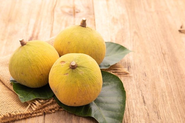 Fruta de santol sobre fondo de mesa de madera Concepto de alimentos y salud