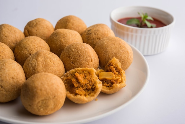 La fruta seca Kachori es una bola pequeña y redonda rellena con masala y anacardo, etc., servida con salsa de tomate y té caliente, producto Haldiram.