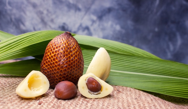 Fruta de serpiente fruta tropical del sudeste asiático