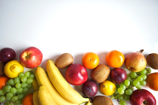 Fruta sobre un fondo blanco. El concepto de alimentación saludable.