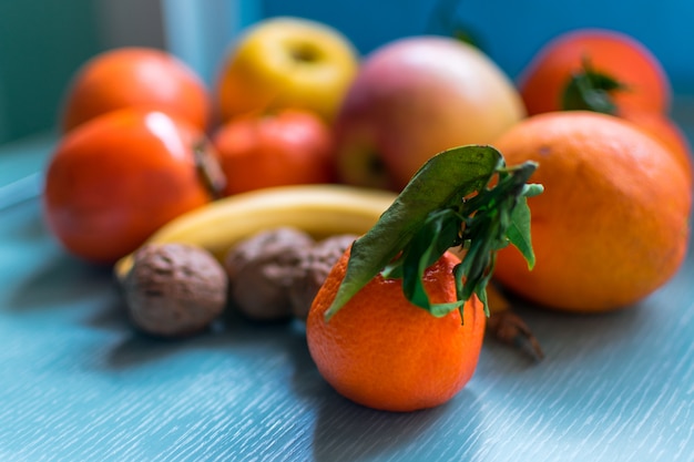 Fruta suculenta fresca em um fundo azul