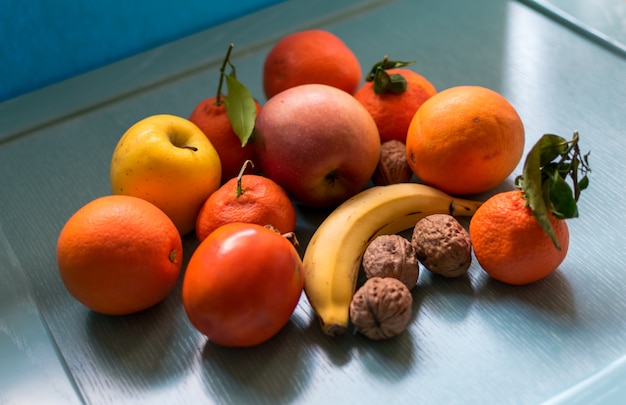 Fruta suculenta fresca em um fundo azul