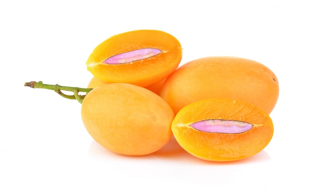 Fruta tailandesa de ameixa mariana doce isolada
