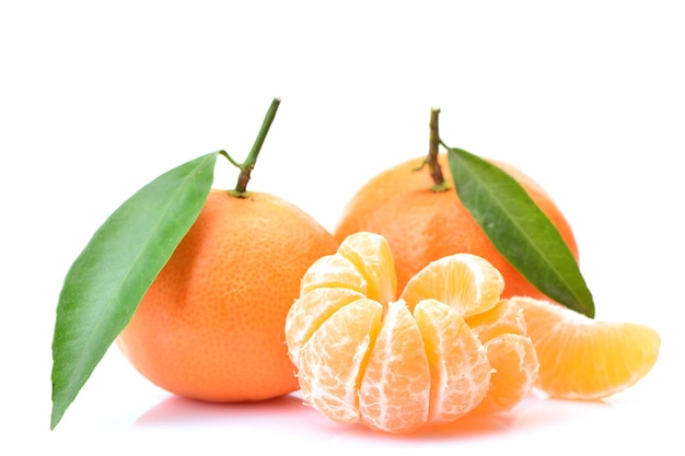 Fruta tangerina em fundo branco