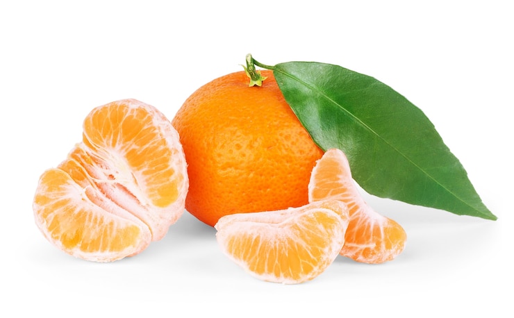 Fruta tangerina ou tangerina isolada em recorte de fundo branco