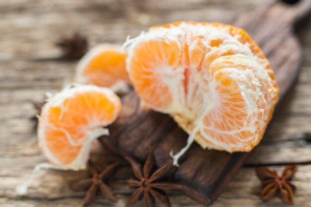 Fruta tangerina sem casca em cima da mesa