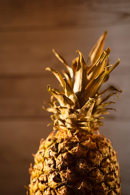 Foto fruta tropical de abacaxi na mesa de madeira