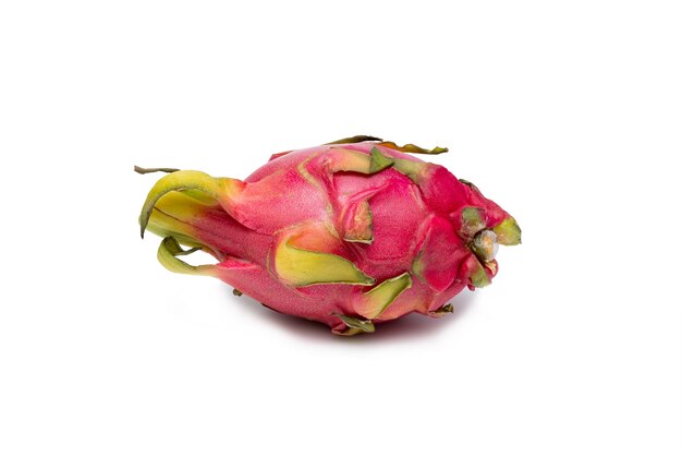 Fruta tropical de pitaya vermelha em branco
