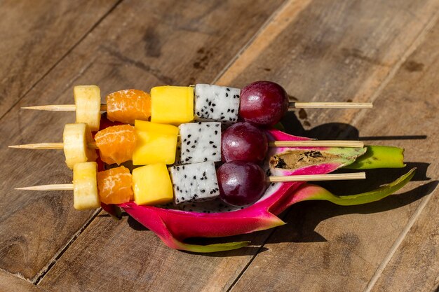 Fruta tropical fresca en brochetas de fruta del dragón