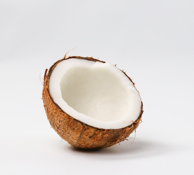 Fruta tropical madura de coco medio cortado en blanco