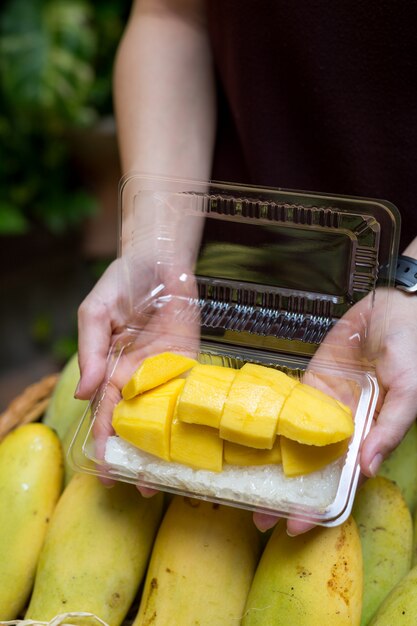 Foto fruta tropical de mango en canasta de madera