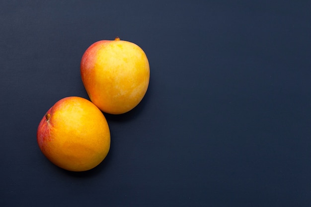 Fruta tropical, Mango en pared blanca.