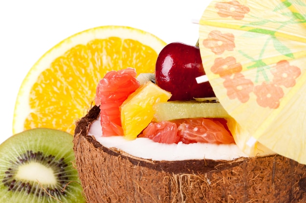 Foto una fruta tropical con una rebanada de fruta y una rebaja de naranja