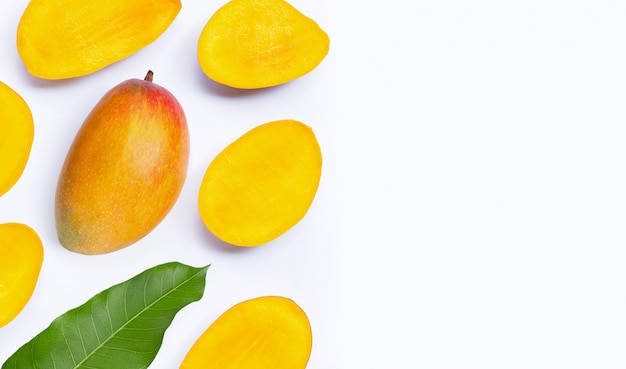 Foto fruta tropical, rodajas de mango sobre fondo blanco.