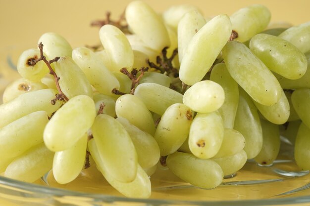 Fruta de uva fresca en un recipiente