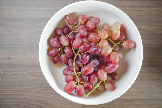 Fruta de uva fresca en un recipiente