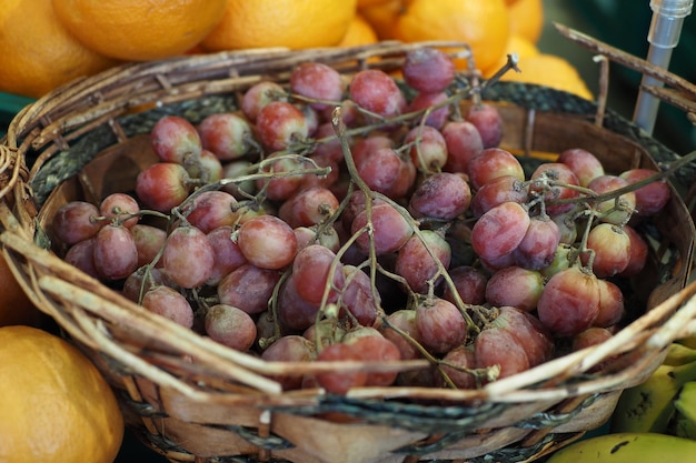 Fruta de uva fresca en un recipiente