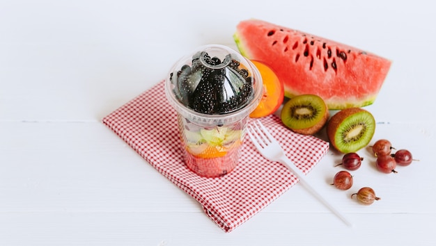 Fruta en un vaso de plástico.