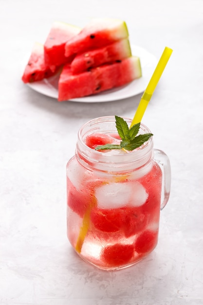 Fruta de verano con agua infundida.