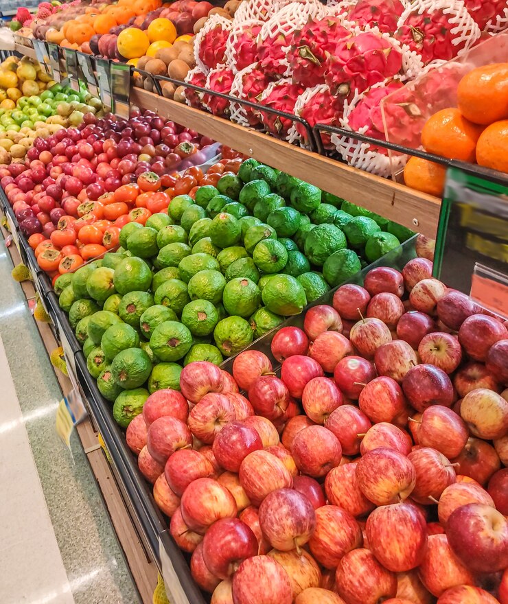 Foto frutas à venda no mercado organizado com foco seletivo e desfoque