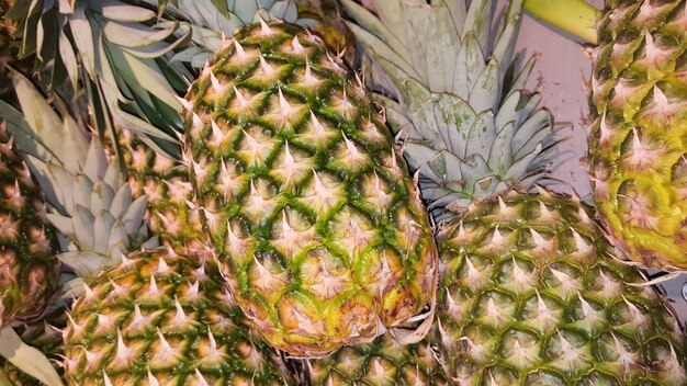 Frutas abacaxi em uma prateleira no mercado para venda