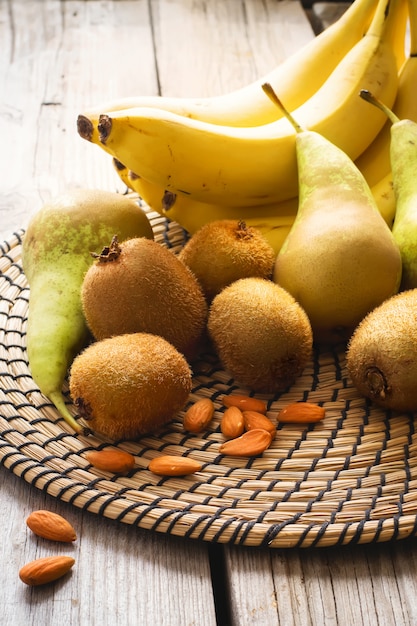 Frutas y almendras sobre fondo de madera.