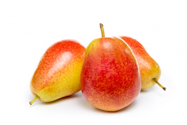 Frutas amarillas rojas maduras de la pera aisladas en blanco