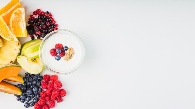 Foto frutas y bayas cerca de yogurt