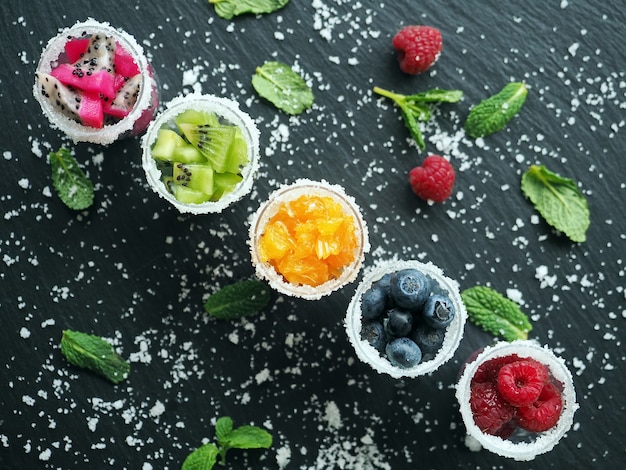 Frutas y bayas congeladas en vasos