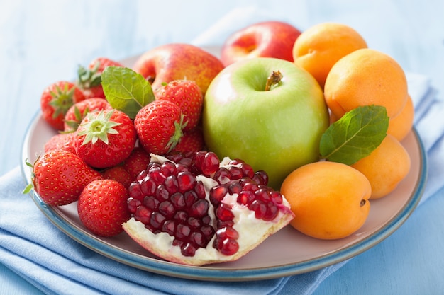 Frutas y bayas frescas. fresa, manzana, granada