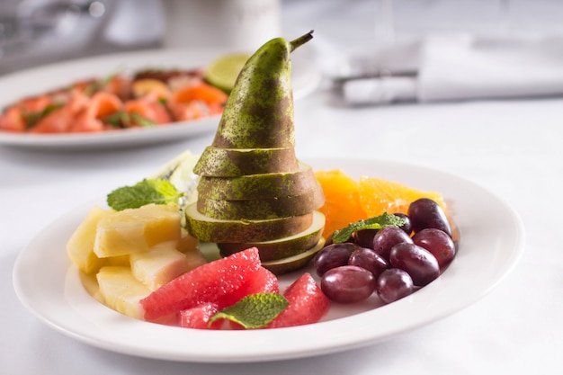 Foto frutas y bayas frescas en la mesa de banquete