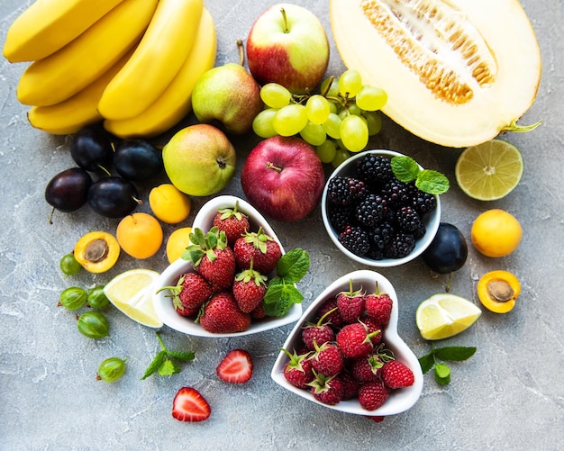 Frutas y bayas frescas de verano