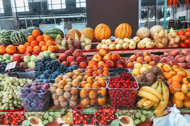 Frutas y bayas en el mostrador del mercado de agricultores