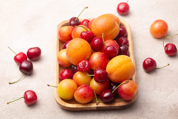 Frutas y bayas orgánicas en una placa de madera