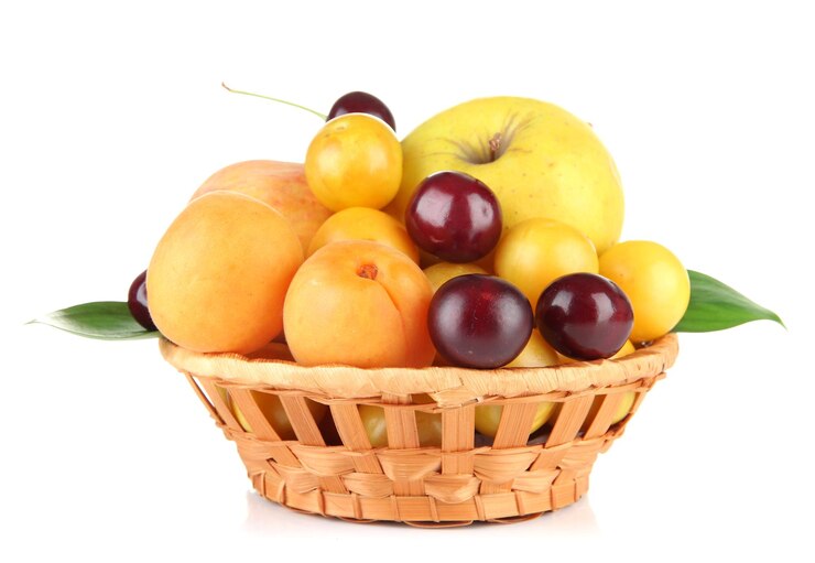 Foto frutas brilhantes de verão na cesta isolada em branco