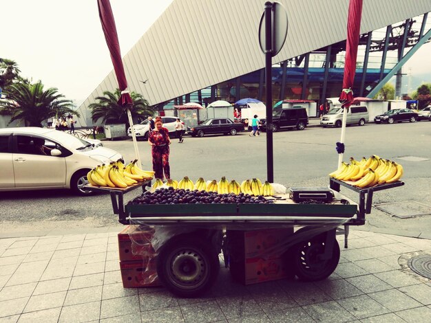 Foto frutas en carrito en el mercado para la venta