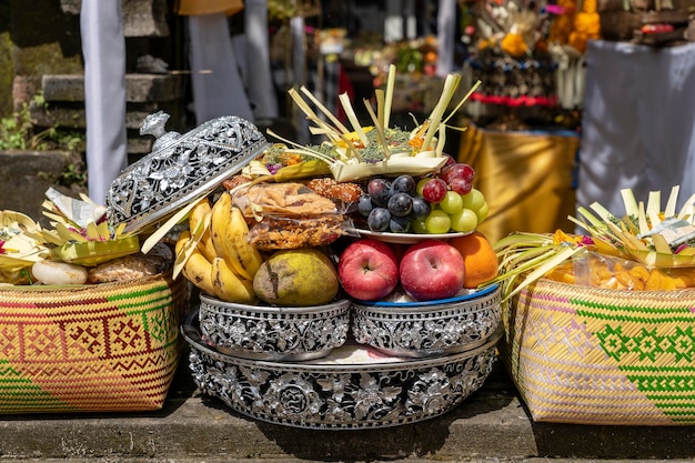 Frutas para la ceremonia de ofrenda hindú balinesa en la calle central de la isla de Ubud, Bali, Indonesia, primer plano