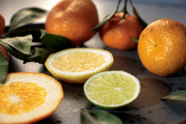 Frutas cítricas frescas con hojas: limones, naranjas, mandarinas en caja de madera