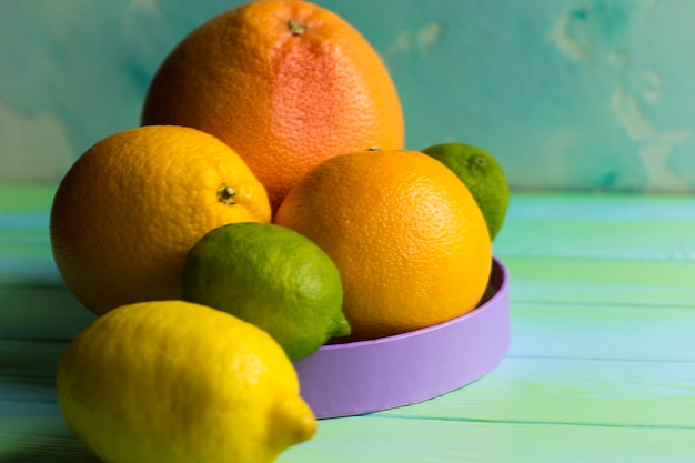 Frutas cítricas frescas. Naranjas, limón, lima, pomelo. Alimentos saludables, vitaminas.