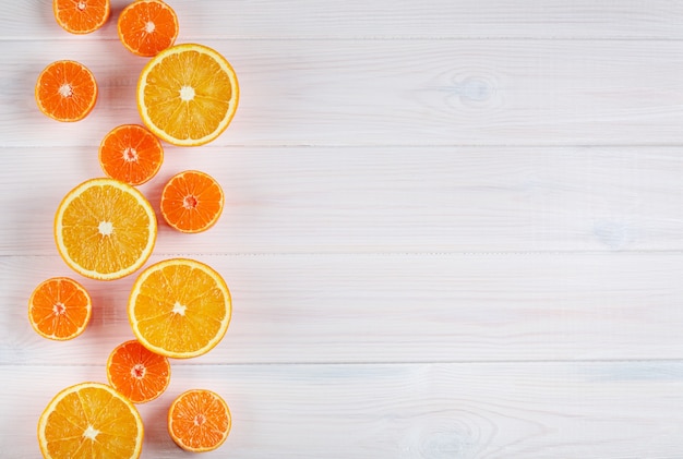 Frutas cítricas laranja em fundo branco de madeira