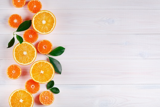 Frutas cítricas laranja em fundo branco de madeira