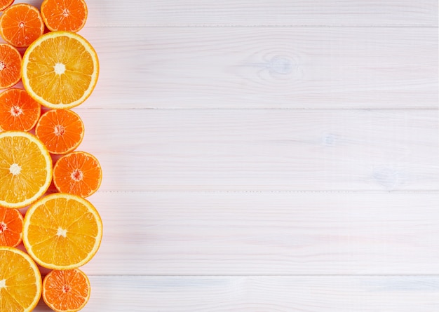 Frutas cítricas laranja em fundo branco de madeira