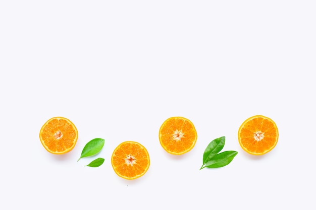 Frutas cítricas laranja frescas com folhas isoladas na superfície branca. Suculento e doce e conhecido por sua concentração de vitamina C. Vista superior