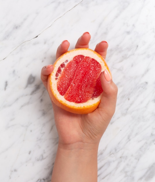 Frutas cítricas. laranja, limão, toranja, tangerina e limão em um fundo de pedra na moda