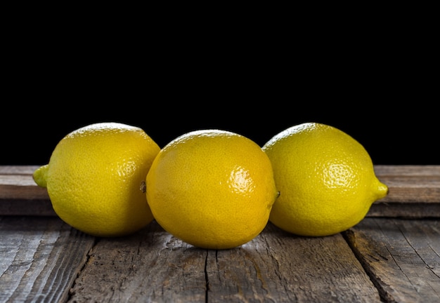 Foto frutas cítricas de limón en la mesa de madera