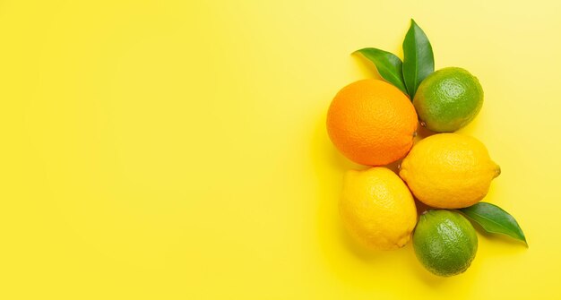 Frutas cítricas maduras frescas em fundo amarelo