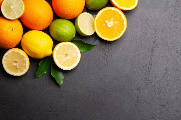 Frutas cítricas maduras frescas sobre fondo de piedra